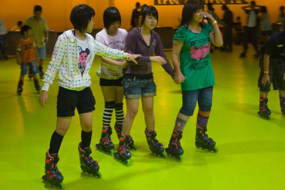 mall skating group